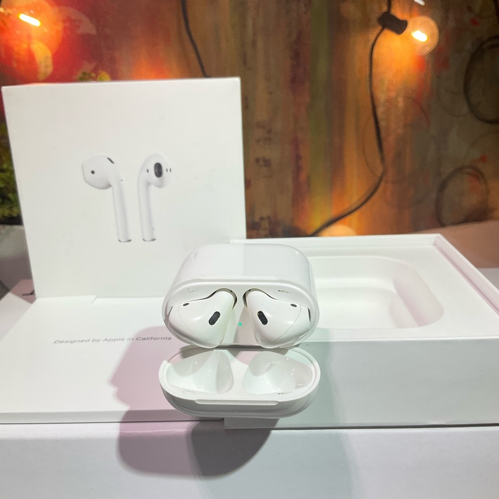 Apple AirPods True Wireless Bluetooth Headphones 1st Generation wm Charging Case - Picture 2 of 13